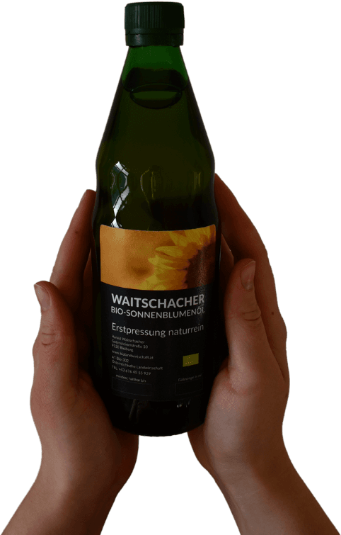 Hände halten eine Flasche Waitschacher Bio-Sonnenblumenöl